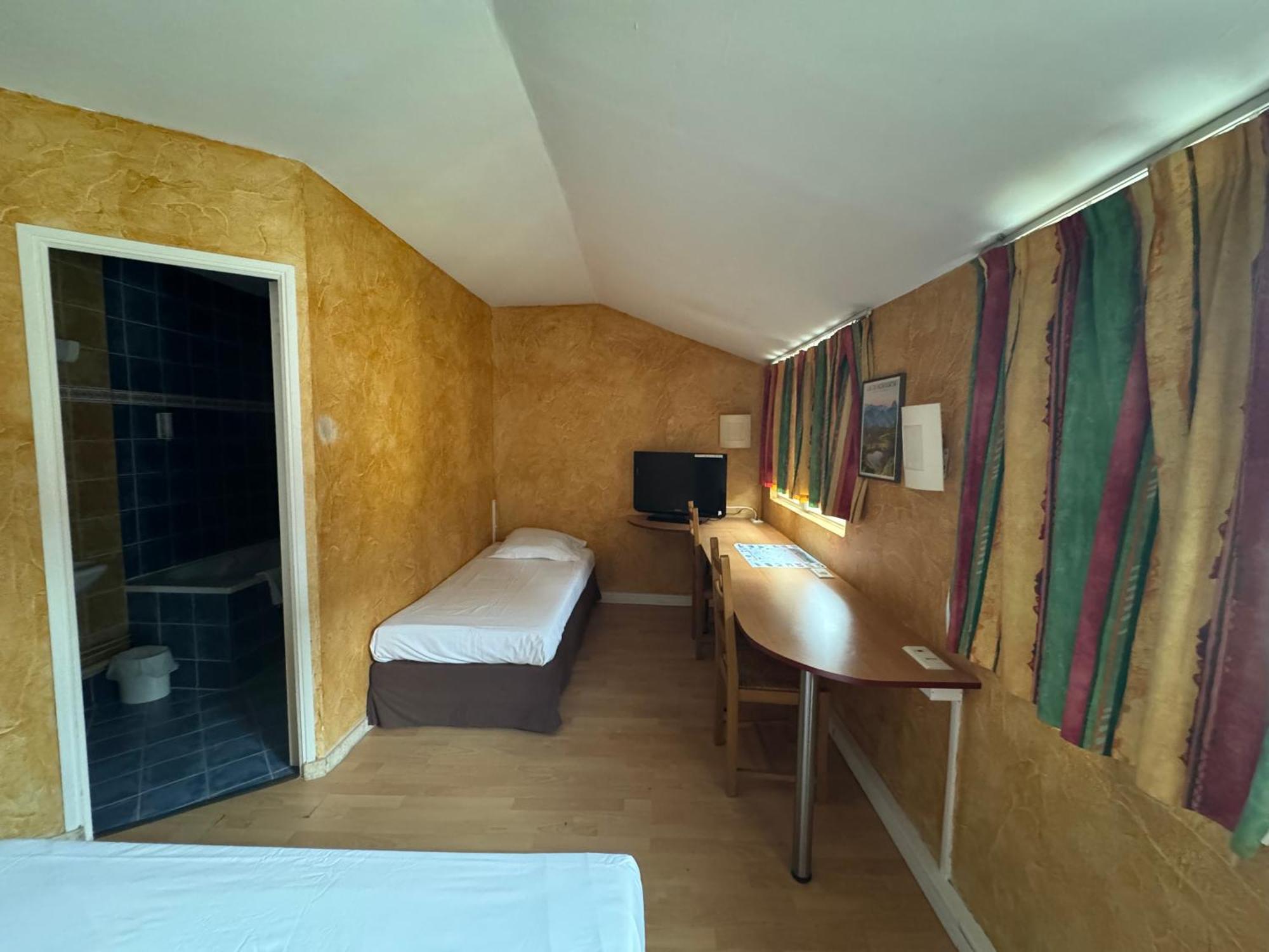 Hotel Bosquet Pau Centre - Self Check In Budget Hotel Exterior foto