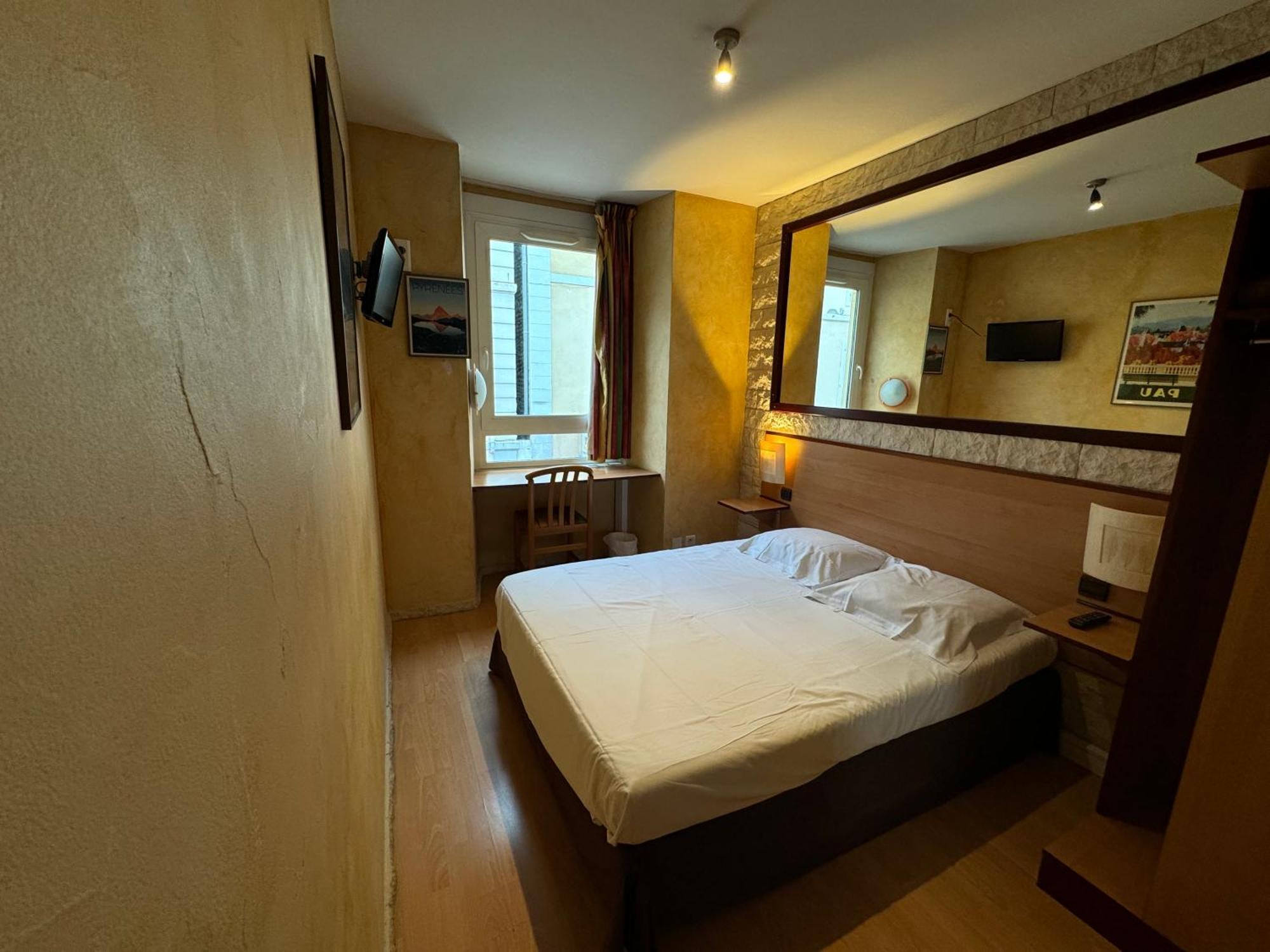 Hotel Bosquet Pau Centre - Self Check In Budget Hotel Exterior foto